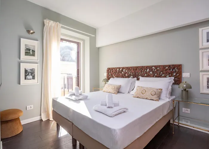 Chic Spanish Steps Retreat Apartment *