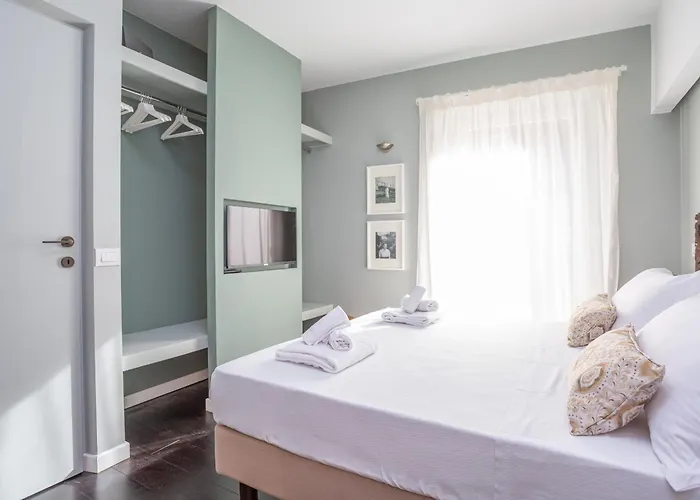 Chic Spanish Steps Retreat Rom