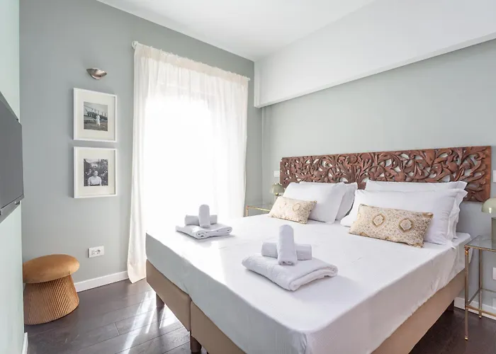 Chic Spanish Steps Retreat Rom